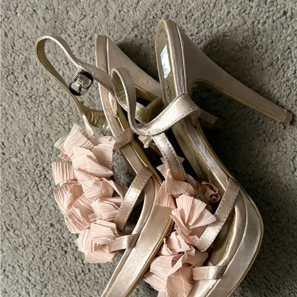 Chic Blush Ruffle Heels - Picture 4 of 4